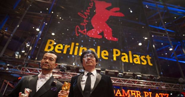 Chiński reżyser Diao Yinan oraz aktor Liao Fan z nagrodami Berlinale /AFP