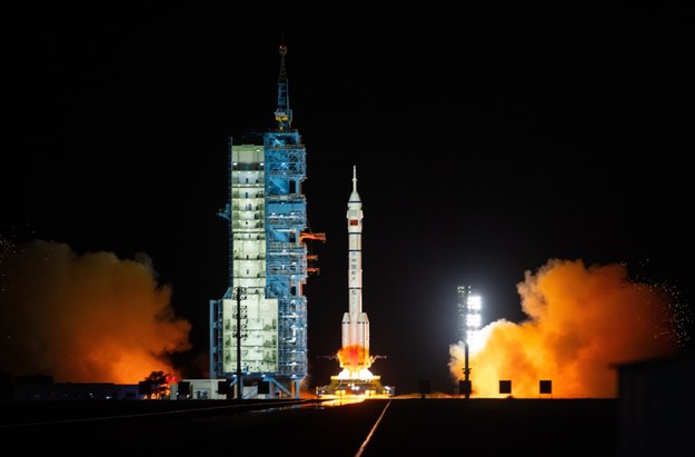 Chiński statek kosmiczny Shenzhou-19 z trzyosobową załogą na pokładzie wystartował z kosmodromu Jiuquan na skraju pustyni Gobi /PAP/EPA/JESSICA LEE /