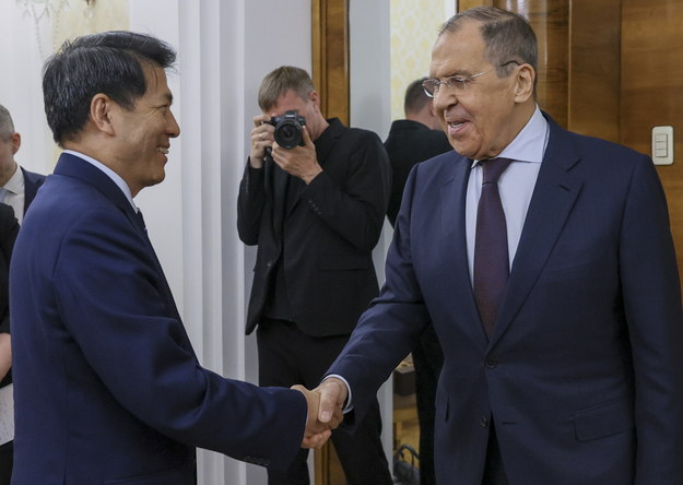 Chiński wysłannik Li Hui i szef MSZ Rosji Siergiej Ławrow /RUSSIAN FOREIGN MINISTRY HANDOUT /PAP/EPA