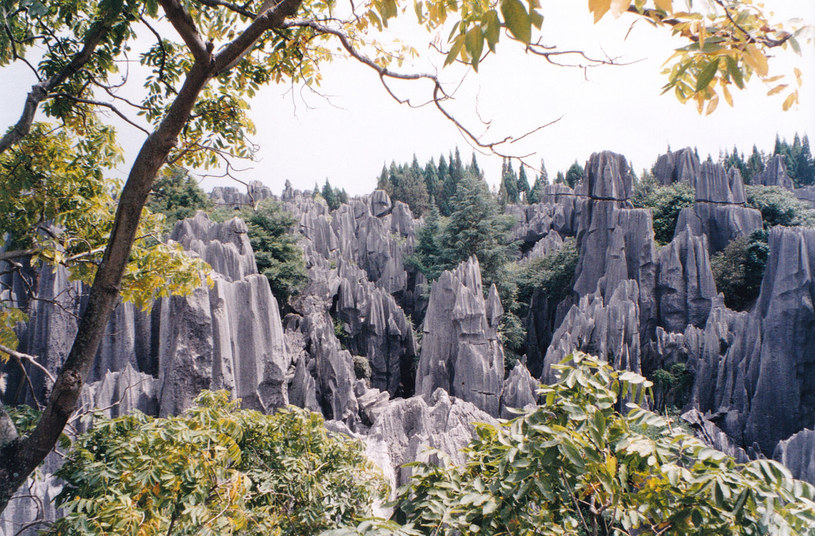 Chińskie formacje skalne zadziwiają ludzi, którzy mają okazję obejrzeć je na własne oczy... /Wikipedia