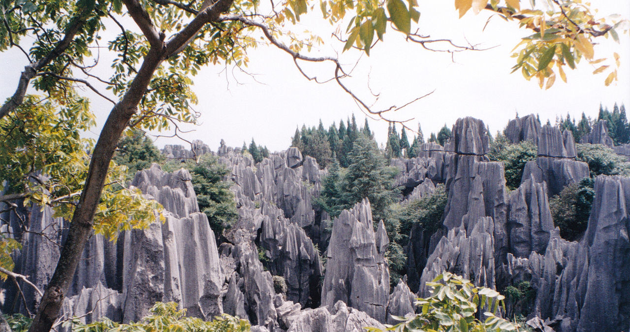 Chińskie formacje skalne zadziwiają ludzi, którzy mają okazję obejrzeć je na własne oczy... /Wikipedia