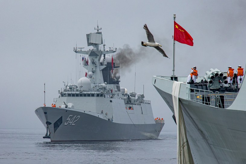Chińskie okręty przybywają do portu we Władywostoku na rozpoczęcie ćwiczeń. Wcześniej U.S. Naval Institute zidentyfikował w grupie okrętów niszczyciele rosyjskiej marynarki wojennej RFS Admiral Panteleyev (548) i RFS Admiral Tributs (564); korwety RFS Gremyashchiy (337) i RFS Hero of the Russian Federation Aldar Tsydenzhapov (339; oraz tankowiec floty Pechenga, podczas gdy okręty PLAN to chińskie niszczyciele CNS Guiyang (119) i CNS Qiqihar (121); fregaty CNS Zaozhuang (542) i CNS Rizhao (598); oraz tankowiec floty CNS Taihu (889).