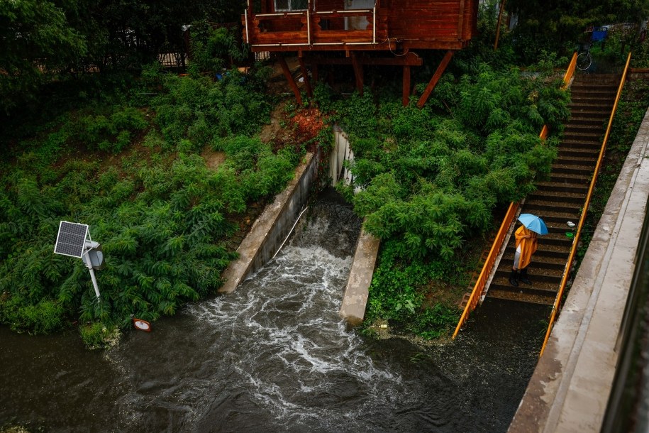 Chińskie państwowe biuro meteorologiczne wydało czerwony alert przed deszczem /MARK R. CRISTINO /PAP/EPA
