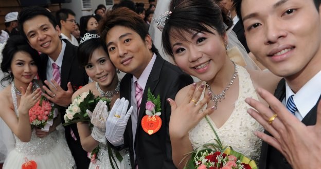 Chińskie społeczeństwo postrzega małżeństwo jako umowę, dobrą inwestycję na przyszłość /AFP