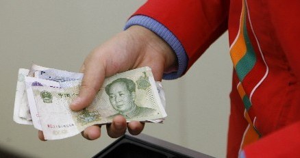 Chińskie władze chcą ukrócić proceder wymiany wirtualnych pieniędzy na realnym rynku /AFP