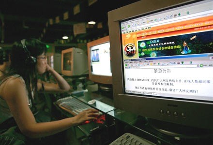 Chińskie władze coraz bardziej utrudniają życie internautom /AFP