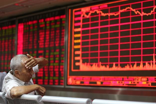 Chińskie władze na różne sposoby próbują powstrzymać silny trend spadkowy na rynkach kapitałowych /PAP/EPA