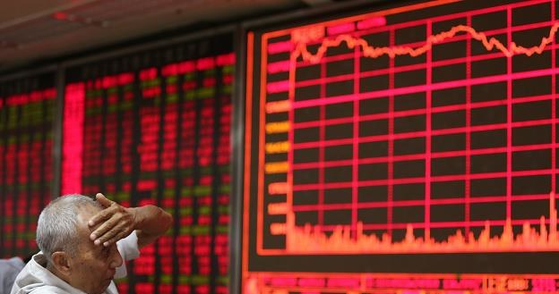 Chińskie władze na różne sposoby próbują powstrzymać silny trend spadkowy na rynkach kapitałowych /PAP/EPA