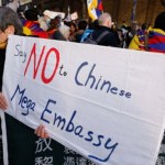 Chiny chcą zbudować tu największą ambasadę w Europie. Protesty nie ustają