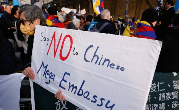 Chiny chcą zbudować tu największą ambasadę w Europie. Protesty nie ustają