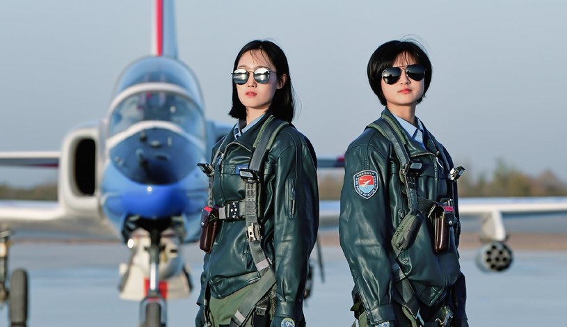 Chiny chcą zwiększyć liczbę wykwalifikowanych pilotów. W tym celu udostępniają swoje zaawansowane myśliwce kobietom /@CGTNOfficial