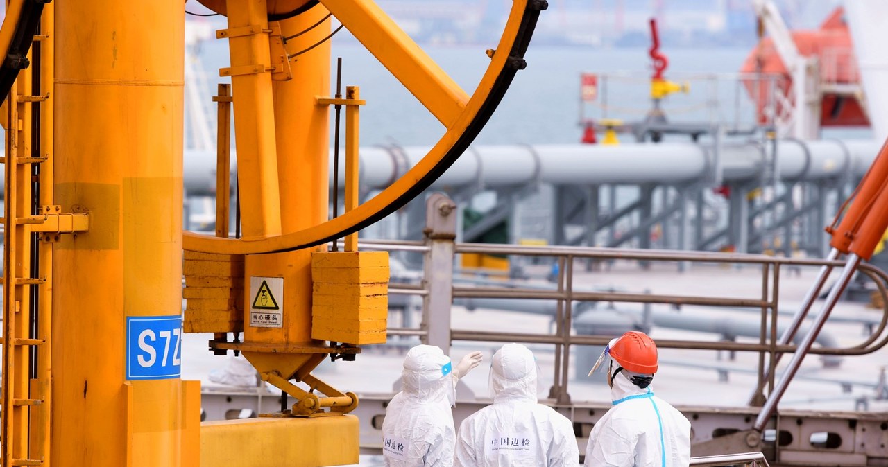 Chiny importują rekordowe ilości ropy z Rosji. Na zdjęciu import ropy w porcie w Qingdao /AFP
