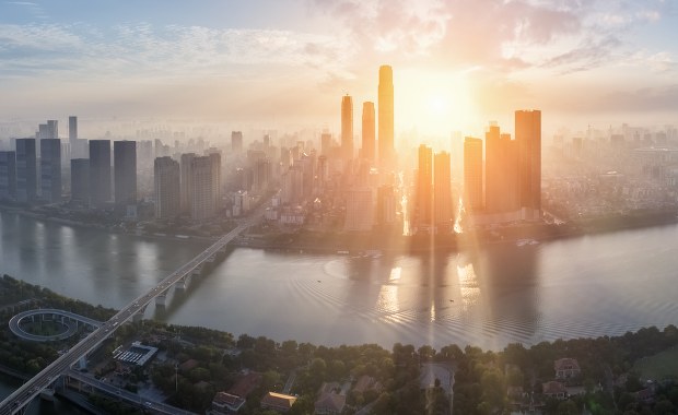 Chiny: Kobieta po 6 dniach wyciągnięta żywa spod gruzów