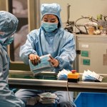 Chiny łagodzą pandemiczne obostrzenia. Unijna komisarz reaguje