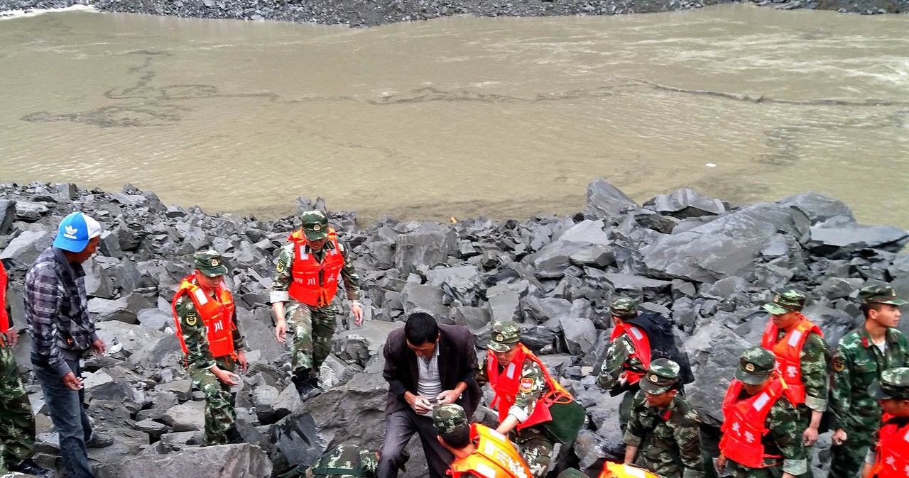 Chiny: Lawina błota i kamieni zniszczyła wieś. Trwa akcja ratunkowa