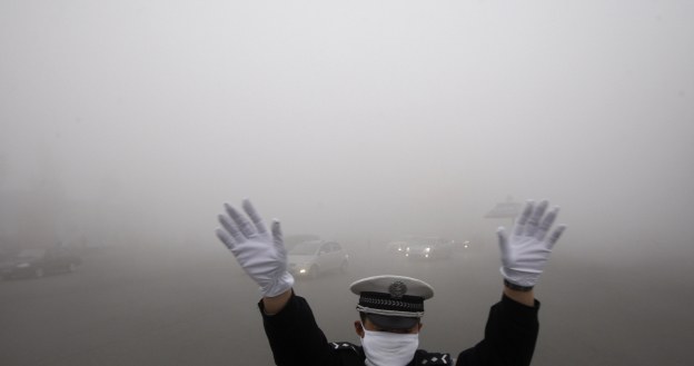 Chiny nie potrafią uporać się ze smogiem /AFP