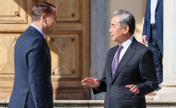 Chiny odpowiadają Sikorskiemu. "To nie my, inni czerpią korzyści"