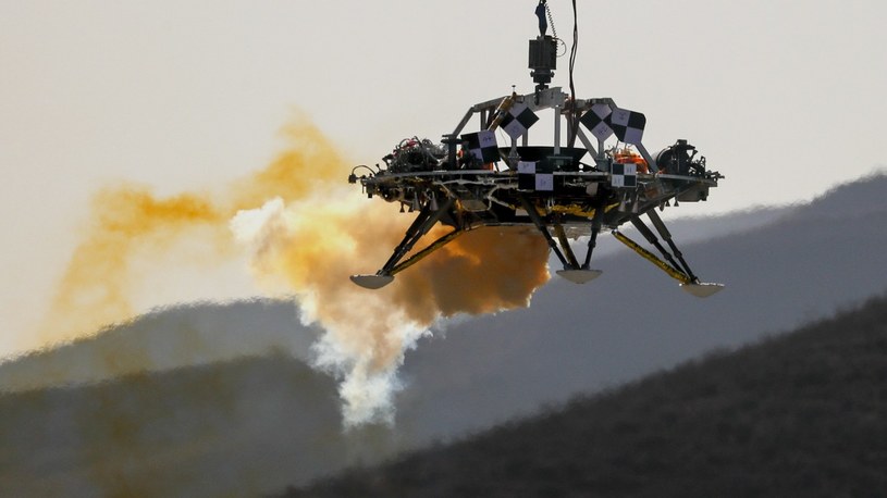 Chiny pierwszy raz pokazały swój marsjański lądownik podczas testów /Geekweek