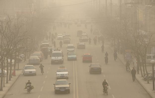 Chiny po raz kolejny planują zaostrzenie standardów emisji spalin /AFP