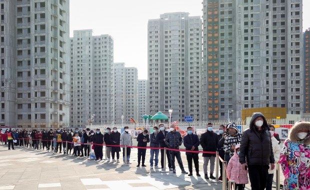 Chiny: Po wykryciu 20 zakażeń władze przetestują 14 mln osób