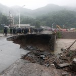 ​Chiny: Ponad 40 ofiar powodzi. Zablokowana linia kolejowa Pekin-Kanton