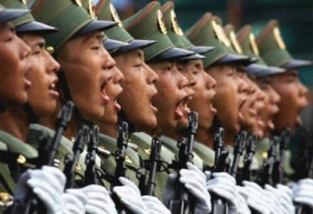 Chiny przeznaczają na zbrojenia (również te cyfrowe) coraz większe środki /AFP