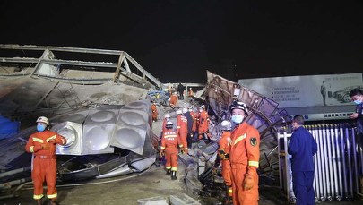 Chiny: Runął hotel wykorzystywany do kwarantanny. Trwa akcja ratunkowa