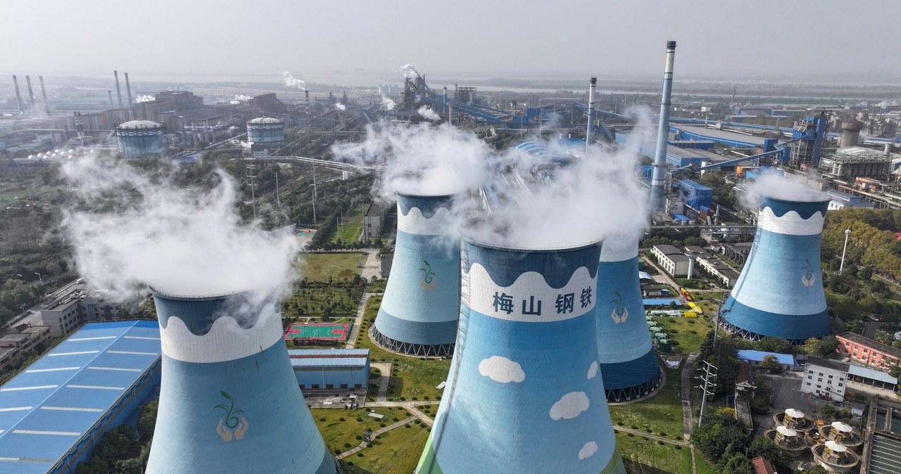 Chiny są największym emitentem CO2 na świecie. Nawet tam PKB rośnie szybciej niż emisje. Na zdjęciu ciepłownia w Nankinie /AFP
