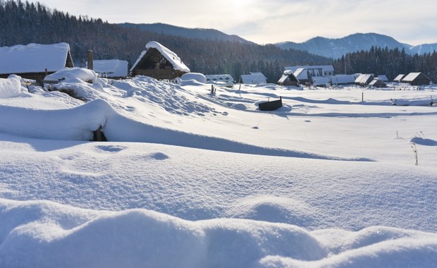 Chiny: Siedem metrów śniegu, 1000 turystów odciętych od świata 