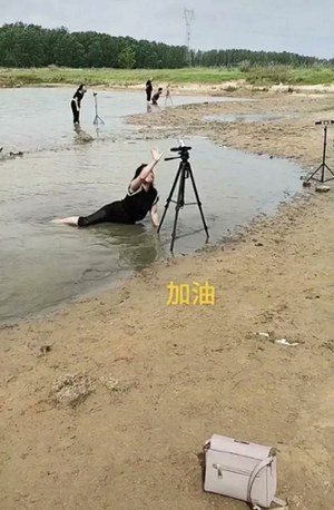 ​Chiny: Streamerzy udają ofiary powodzi