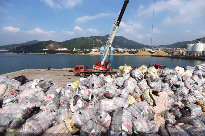 Chiny szukają nowych sposobów na utylizację śmieci /AFP