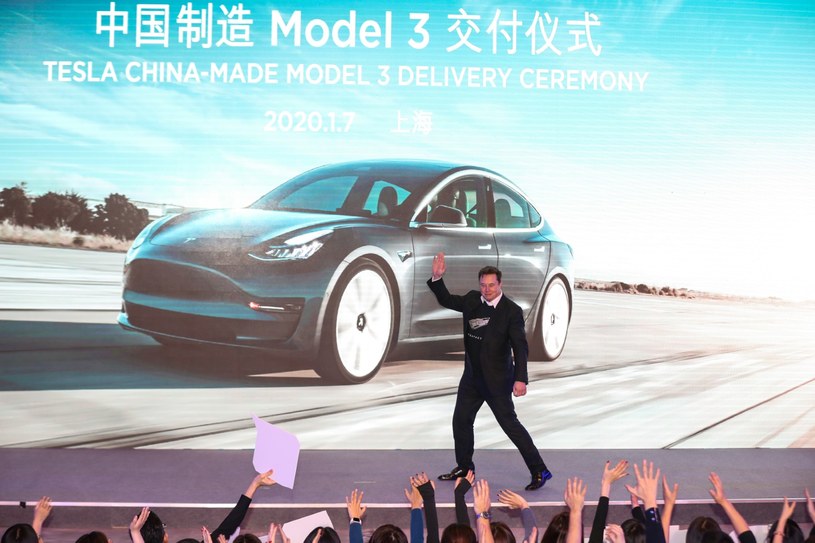 Chiny to drugi największy rynek zbytu dla Tesli. Na zdjęciu Musk podczas wizyty w Chinach w 2020 roku /AFP