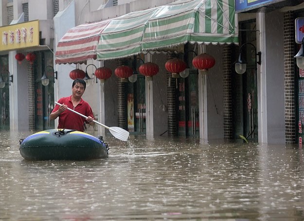 Chiny to jeden z tych krajów, gdzie powodzie powodują najwięcej szkód i zbierają śmiertelne żniwo /AFP