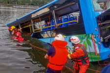​Chiny: Tragedia w Kuejczou. Kierowca autobusu miał celowo wjechać do jeziora