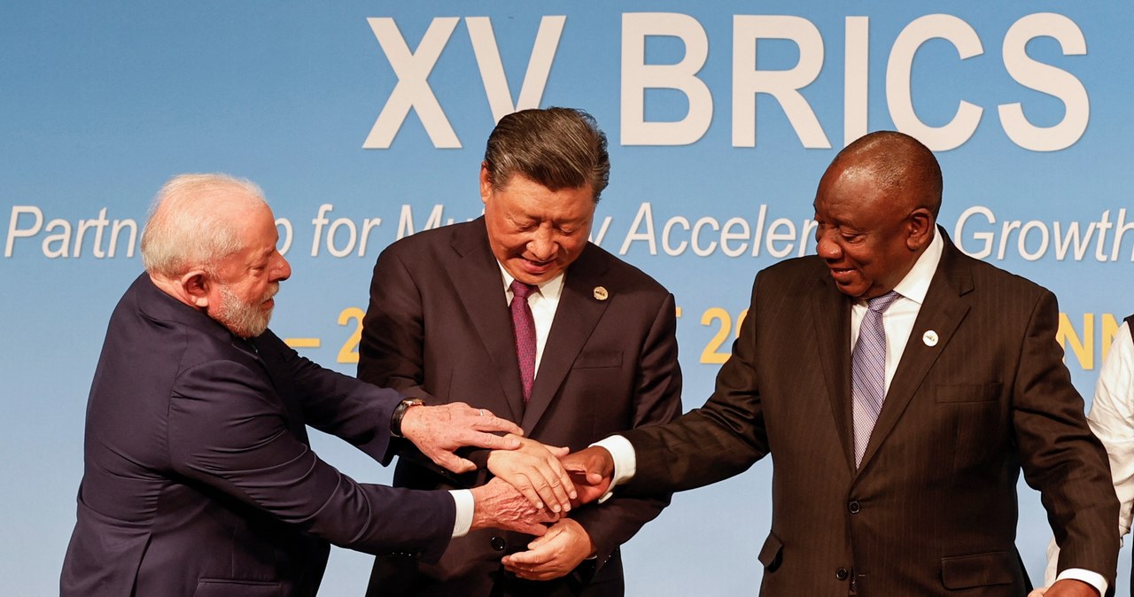 Chiny udzielają pożyczek wielu krajom, dbając przy okazji o swoje interesy. Na zdj. prezydent ChRL Xi Jinping, prezydent Brazylii Luiz Inacio Lula da Silva i prezydent RPA Cyril Ramaphosa /GIANLUIGI GUERCIA /AFP