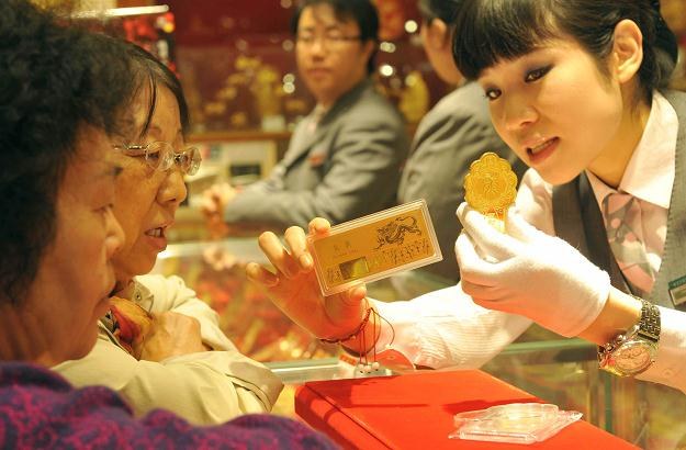 Chiny zachęcają obywateli do kupowania małych sztabek złota oferowanych w powszechnej sprzedaży /AFP