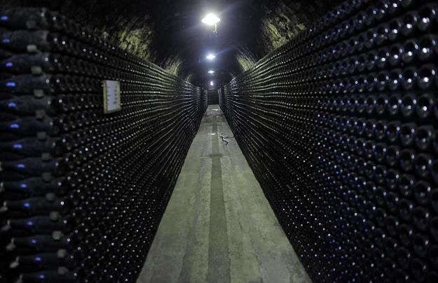 Chiny zamierzają wprowadzić cła antydumpingowe na wina z UE /AFP