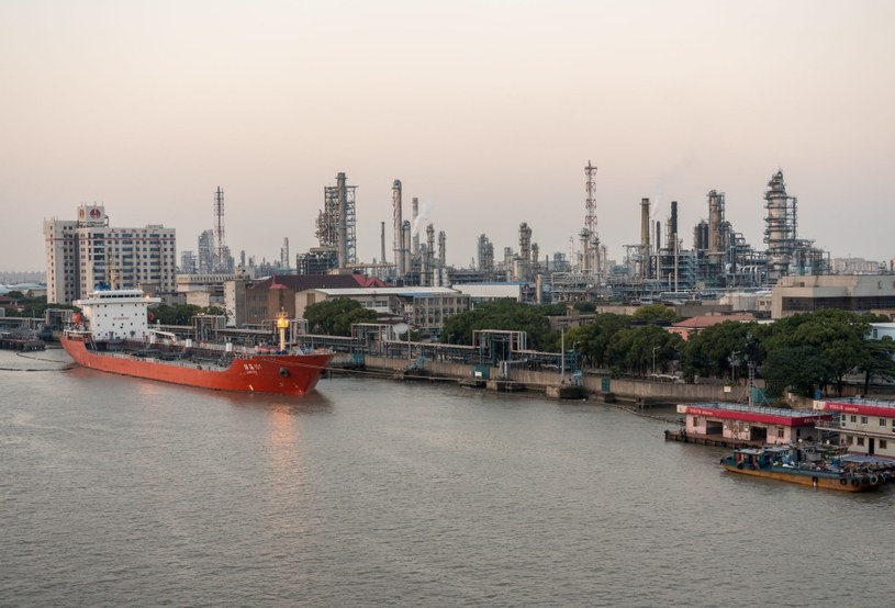 Chiny zaoszczędziły blisko 10 mld dol. sprowadzając ropę z krajów objętych zachodnimi sankcjami /123RF/PICSEL