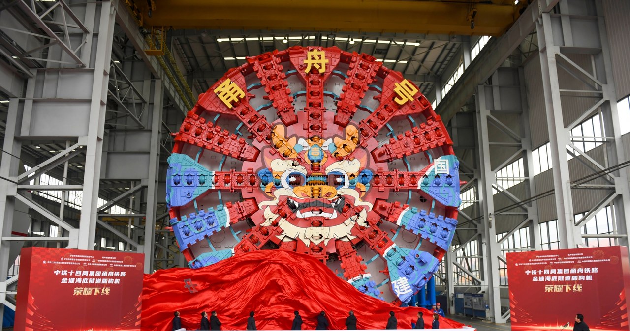 Chiny zaprezentowały drugą maszynę, która ma posłużyć do wywiercenia podmorskiego tunelu dla kolei /Yang Huafeng/China News Service/VCG /Getty Images
