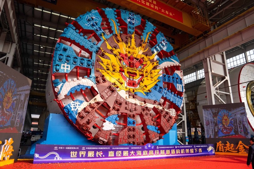 Chiny zaprezentowały maszyny, które mają wywiercić jeden z najdłuższych tuneli podmorskich dla kolei na świecie /AFP