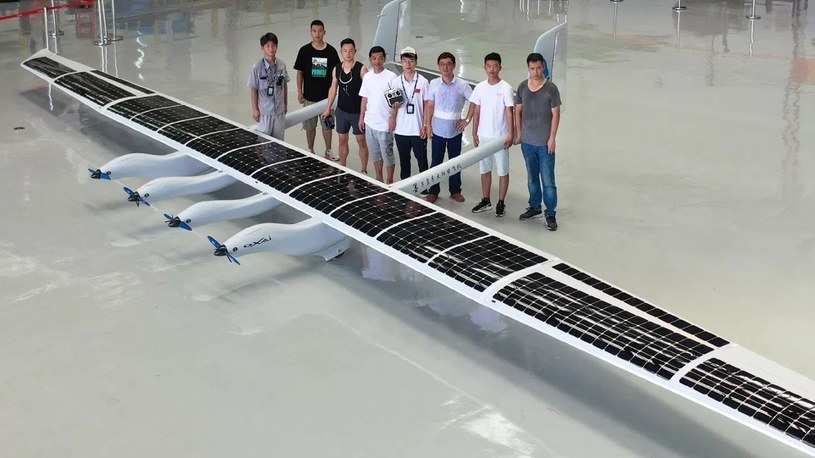 Chiny zaprezentowały swój nowy solarny samolot na czas kataklizmów /Geekweek