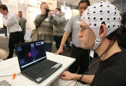 Chip wszczepiany do mózgu zastąpi klawiaturę i mysz? To trochę przerażająca wizja /AFP
