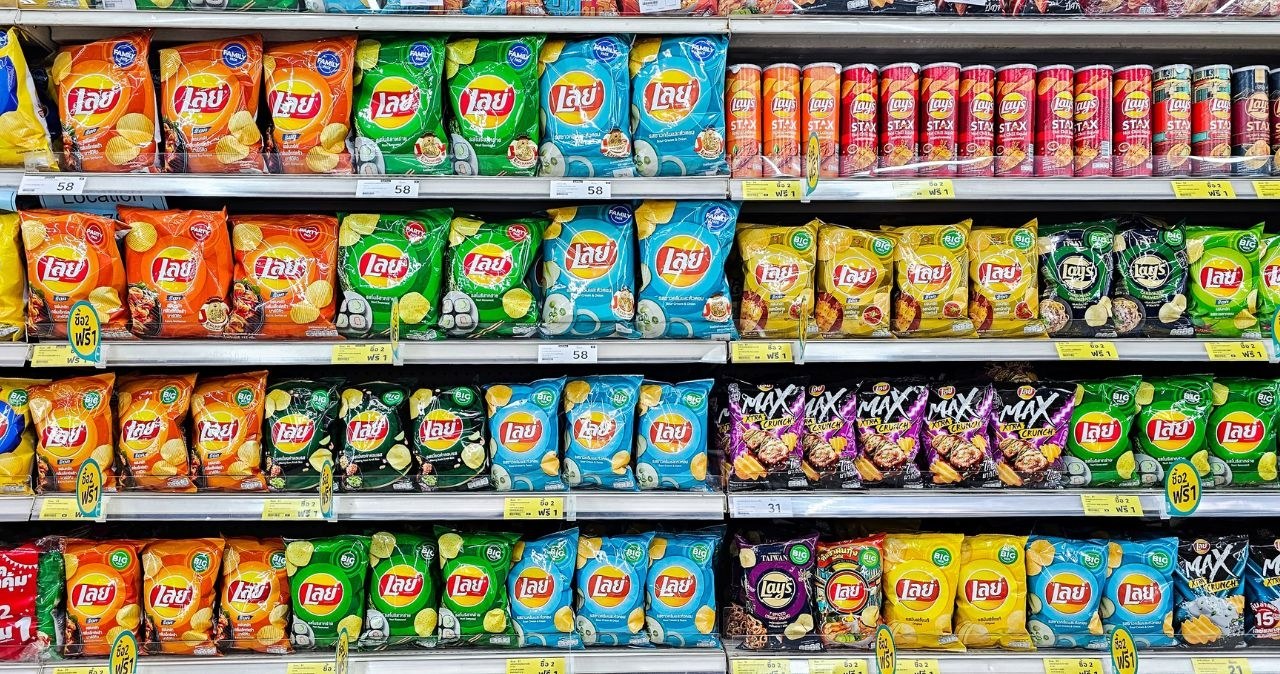 Chipsy i napoje od PepsiCo znikną z półek Carrefoura /adobestock /INTERIA.PL