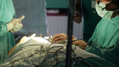 Chirurdzy wyciągnęli pacjentowi serce. Jednak organ do przeszczepu nie dotarł