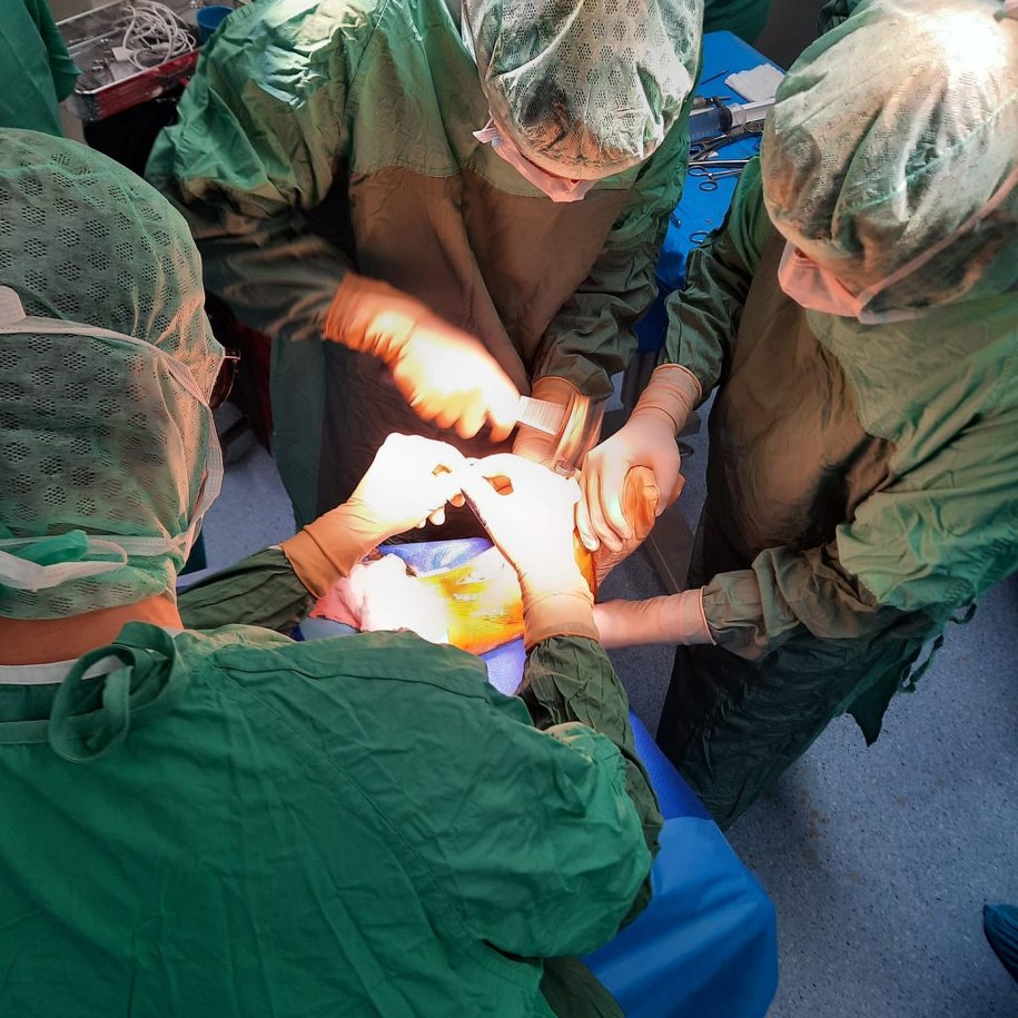 Chirurdzy z Oddziału Chirurgii Ogólnej i Obrażeń Wielonarządowych Szpitala Miejskiego im. J. Strusia wszczepili czterem osobom innowacyjne endoprotezy stawu skokowego /Wielospecjalistyczny Szpital Miejski im. Józefa Strusia w Poznaniu /