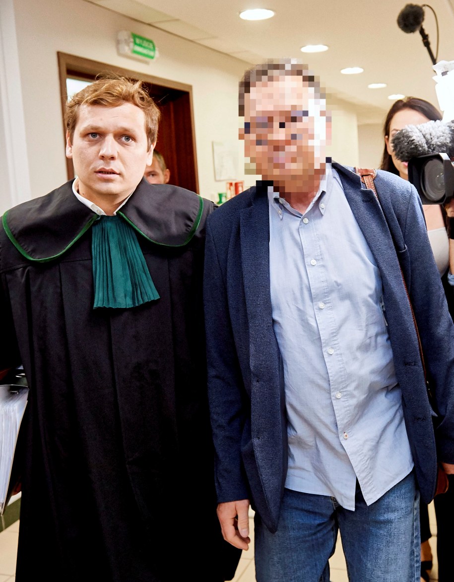 Chirurg onkolog Marek Ł. w drodze na salę rozpraw w Sądzie Rejonowym w Gdańsku. Fotografia z sierpnia 2019 r. /Adam Warżawa /PAP