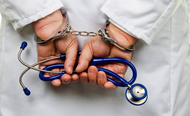 Chirurg onkolog przyznał się do molestowania pacjentek. Zgłaszają się kolejne pokrzywdzone kobiety