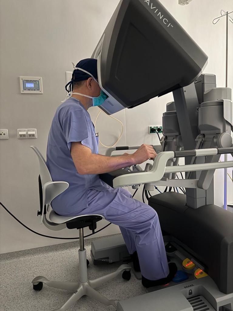Chirurg za konsolą /Szpital Wojskowy w Krakowie /