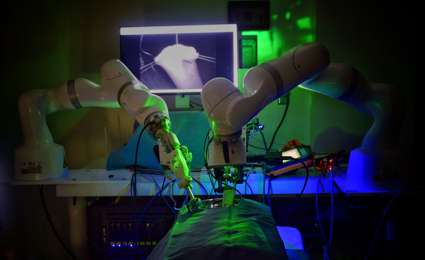 Chirurgiczny robot operuje bez pomocy człowieka