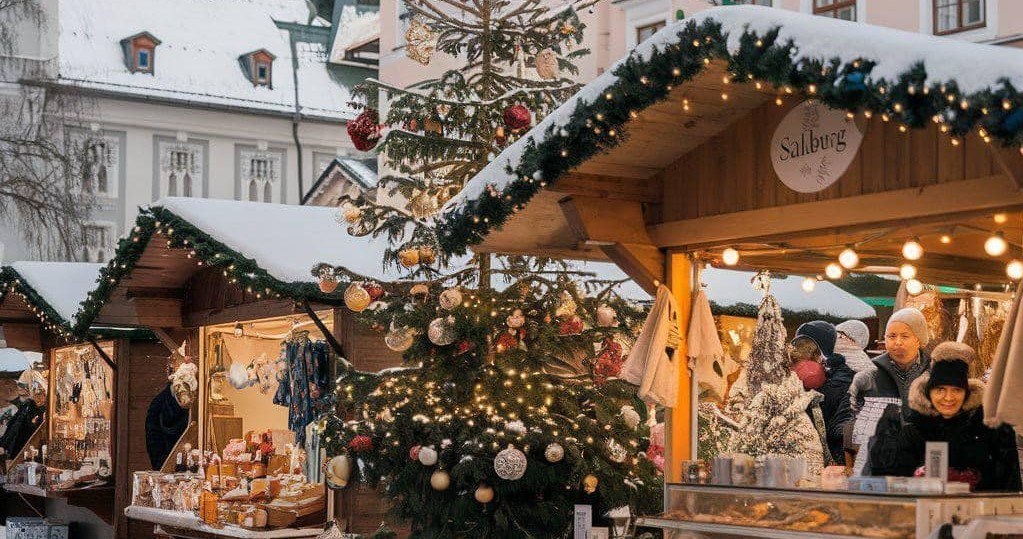 Численні різдвяні ярмарки додають місту чарівності. Там можна придбати новорічні прикраси та спробувати традиційні ласощі /Domena publiczna